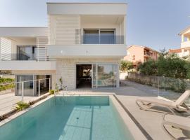 Luxury semi detached villa Smokva 2 - near center and sea - by TRAVELER tourist agency Krk，位于克尔克的别墅