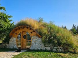 Mountain bungalows and a Hobbit House - Jazavčije Rupe，位于Han Pijesak的山林小屋