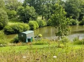Snug & Secluded Lakeside Shepherds Hut 'Carp'