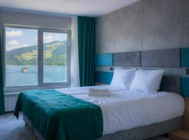 Hotel Plutitor Lebăda，位于比卡兹的酒店
