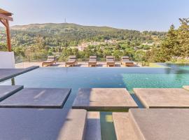 Kanevos Iconic Villa with private heated lap pool!，位于Kánevos的带停车场的酒店