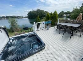 Lakeside Retreat 1 with hot tub, private fishing peg situated at Tattershall Lakes Country Park，位于塔特舍尔的酒店