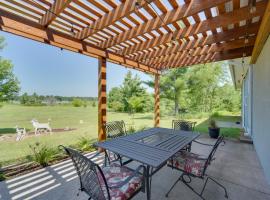 Natures Paradise Rustic Retreat in Wisconsin!，位于Webster的酒店