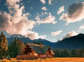 Revelstoke House Luxury Log House at Base of Resort