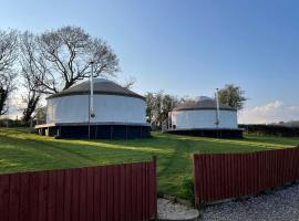 The Yurts at Burnt House Farm，位于新港的豪华帐篷