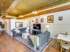 Cozy Abode in Historic Yankton - Heart of the City，位于Yankton的酒店
