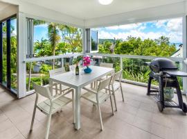 Escape to Paradise at Oasis 1, a 2BR Central Hamilton Island Apartment with Buggy!，位于汉密尔顿岛的度假村
