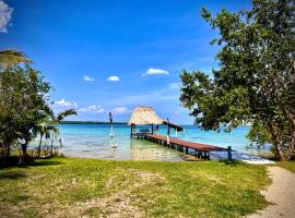 Cabaña con muelle privado en la Laguna de Bacalar，位于巴卡拉尔的酒店