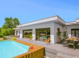 Amazing Home In Montlimar With Outdoor Swimming Pool，位于蒙特利马尔的乡村别墅
