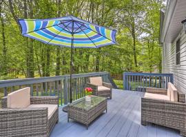 Poconos Family Getaway with Fire Pit and 2 Game Rooms，位于Pocono Mountains Municipal - MPO附近的酒店