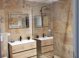 Le Studio d Aurélie avec SPA été en pleine campagne et proche de toute commodité，位于罗克莫尔的酒店