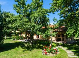 Spacious Farmhouse in Castiglion Fiorentino with Garden，位于卡斯蒂廖恩菲奥伦蒂诺的酒店