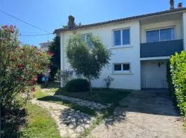 Maison indépendante avec 6 chambres proche du tram A