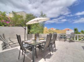 Ocean Hill - Ocean View, Terrace, BBQ, WIFI，位于阿德耶的度假屋