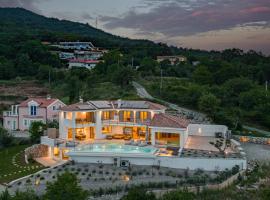 Luxury Villa Dana Indoor Pool and Sauna - Happy Rentals，位于伊齐齐的乡村别墅