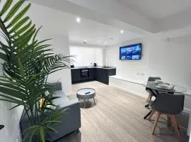 BL 1 Bedroom Apartment, Town Centre, Secure gated parking option, Modern, fresh and spacious living, Netflix ready TV, Wifi