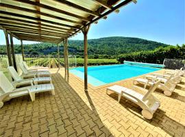 Gîte 12-14p avec vue piscine chauffée en saison, terrain de pétanque et jeux extérieurs，位于Alba-la-Romaine的度假短租房