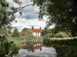 5 Bed Farmhouse Suitable for Contractors Private Parking，位于Potter Street的酒店