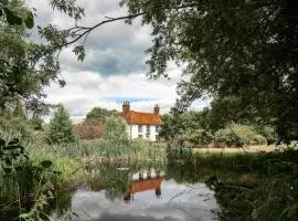 5 Bed Farmhouse Suitable for Contractors Private Parking