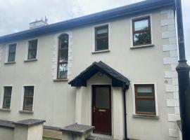 Beautiful 3 Bedroom House in Coolaney Village County Sligo，位于Leyny的低价酒店
