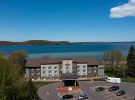 Comfort Inn & Suites Munising-Lakefront，位于缪尼辛埃本冰洞附近的酒店