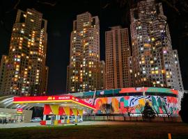 19th & 18th Floor Secure Apartments with Pool & Fitness & Parking included in price，位于斯科普里的酒店