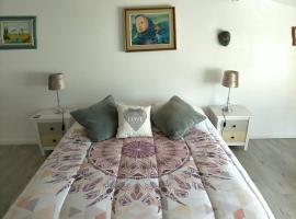 Alaric Lodge: gîte champêtre avec parking privé.，位于Comigne的酒店