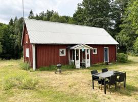 Red little cottage located in the forest and next to a small lake，位于Örsjö的度假短租房