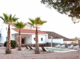 Finca Venta Viñas, piscina privada. Toledo. Nueva.，位于Mejorada的度假屋