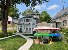 Waterfront Home with Private Beach, Stunning Views，位于Middle River的酒店
