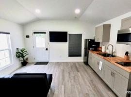 All modern Studio with private entry & parking.，位于布兰登的酒店
