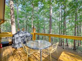 Pet-Friendly Eureka Springs Rental with Private Deck，位于尤里卡斯普林斯的度假短租房