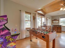 Lakefront Chetek Haven Dock, Screened Gazebo，位于Chetek的酒店