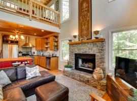 Spacious Georgia Escape with Fireplace, Deck and Grill，位于Lakemont的酒店