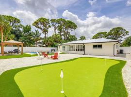 Vero Beach Vacation Rental Pool and Putting Green!，位于维洛海滩的度假短租房