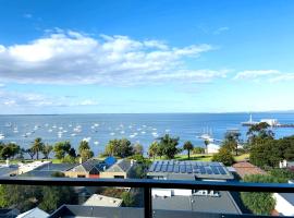 Modern apartment with water view in Geelong，位于吉朗的度假短租房