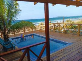 Villa Devonia - Beachfront Cabins with Pool at Tela, HN，位于特拉的酒店