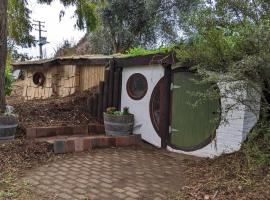 Rivendell Farmstay Hobbit Hole，位于坎布里奇的酒店