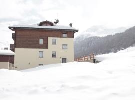 Modern Holiday Home in Livigno Italy near Ski Area，位于利维尼奥的酒店