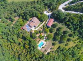 Country Cottage in Marche with Swimming Pool，位于阿佩基奥的酒店