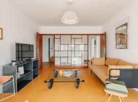 Sixties 64 2 bedrooms apartment with a balcony and parking in Biarritz，位于比亚里茨的度假短租房