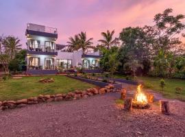 SaffronStays Lakeview Nivara - Farm Stay Villa with Private Pool near Pune，位于浦那的度假屋