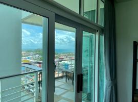 Karon Hill 1 Bedroom City & Ocean View By Phuket Sabai Rentals，位于Ban Karon的酒店