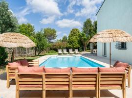 Belle villa au calme avec piscine，位于昂蒂布的酒店