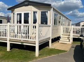 3 Bedroom Caravan in Tattershall lakes Holiday Park，位于塔特舍尔的酒店