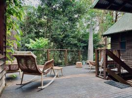 Nature lover’s comfy forest house for large group，位于Mount Ousley的酒店