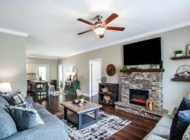 Elegant End Condo Fireplace Community Amenities，位于汤森德的酒店