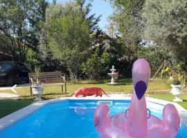 Hollidays home piscine et jardin，位于普兰·德·库奎斯的度假屋