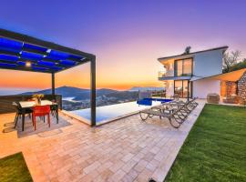 Luxury Sea View Villa w Pool Near Beach in Kalkan，位于卡尔坎的酒店