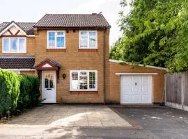 Cheerful 3 Bedroom Family Home with parking